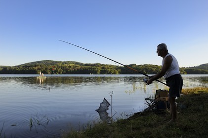 France, Nièvre (58), lac de Pannecière, pêche à la ligne en soirée