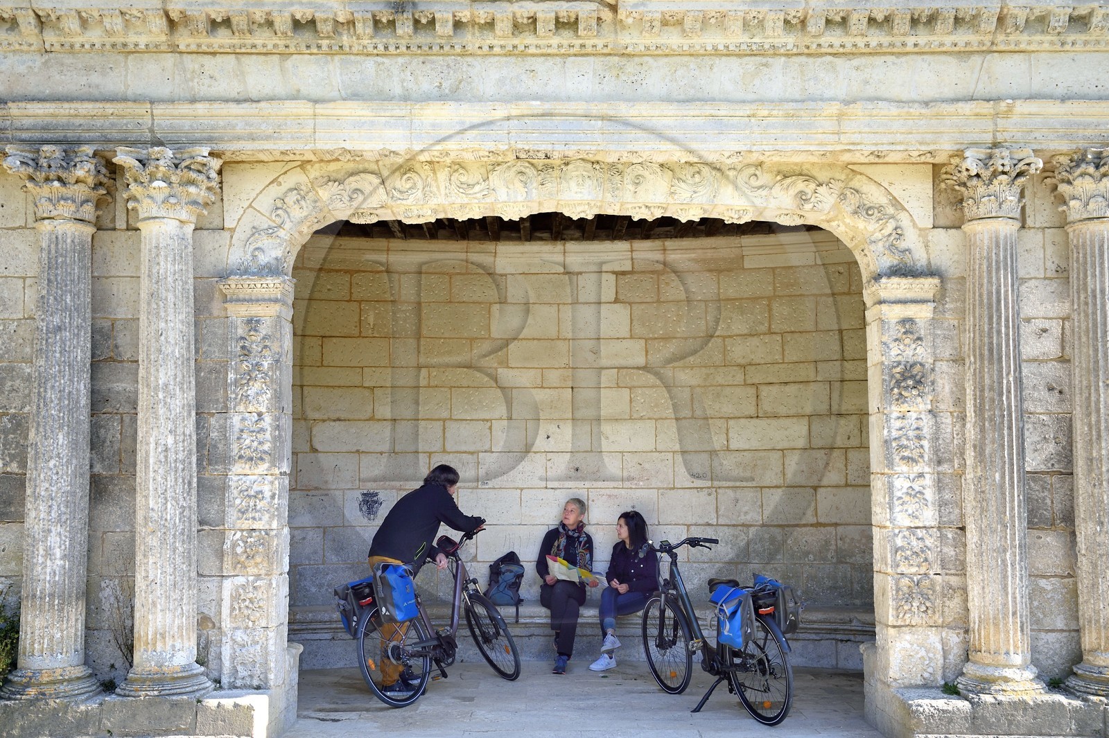 France, Dordogne (24), Brantôme, reposoir du XVIème siècle dans le jardin au moines de l'abbaye bénédictine Saint-Pierre de Brantôme, cyclistes sur la véloroute la Flow Vélo