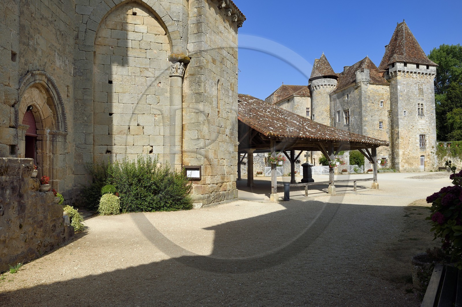 France, Dordogne (24), Périgord Vert, Saint-Jean-de-Côle, labellisé Les Plus Beaux Villages de France, Chateau de la Marthonye ou de la Marthonie, l'église Saint-Jean-Baptiste et la halle