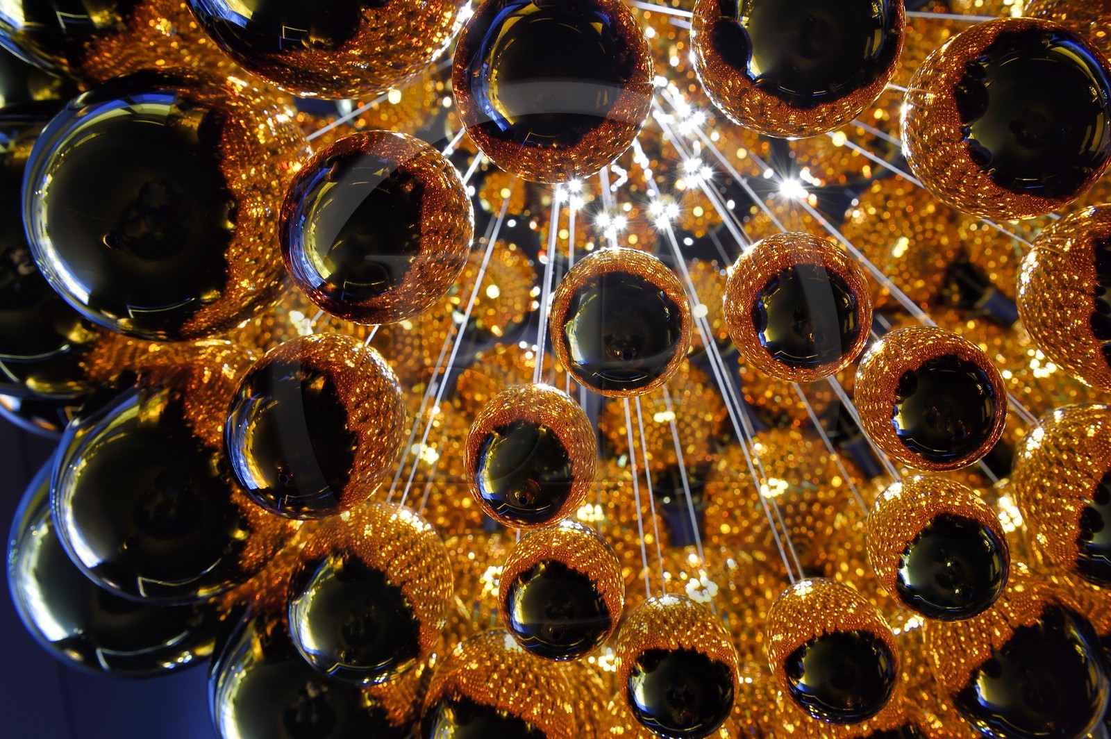 République Tchèque, Prague, show room de la verrerie Lasvit, lustre