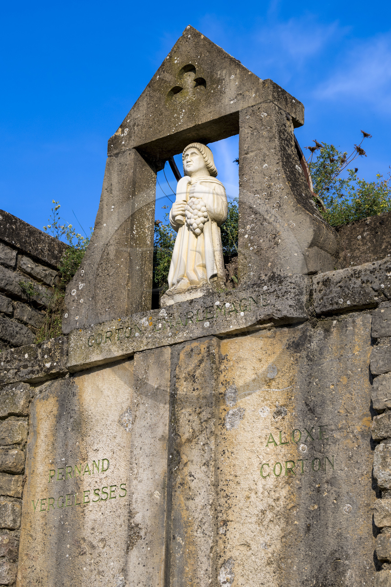 France, Côte-d'Or (21), les climats de Bourgogne classés Patrimoine Mondial de l'UNESCO, Route des Grands Crus, vignoble de la Côte de Beaune, Pernand-Vergelesses, édicule abritant une statue de saint Vincent, inséré dans un mur de clos entourant des parcelles de Grand Cru Corton Charlemagne, il marque physiquement la limite entre les deux communes de Pernand-Vergelesses et Aloxe-Corton