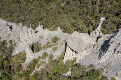 France, Hautes Alpes (05), Le Sauze-du-Lac, les Demoiselles Coiffées de Pontis au dessus du lac de Serre-Ponçon (vue aérienne)