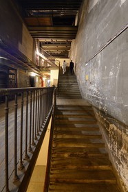 France, Paris (75), Opéra Garnier, escalier de la cage de scène et le mur aux graf­fitis