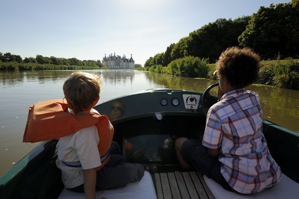 France, Loir et Cher (41), Vallée de la Loire classée Patrimoine Mondial de l' UNESCO, château de Chambord, découverte en barque électrique