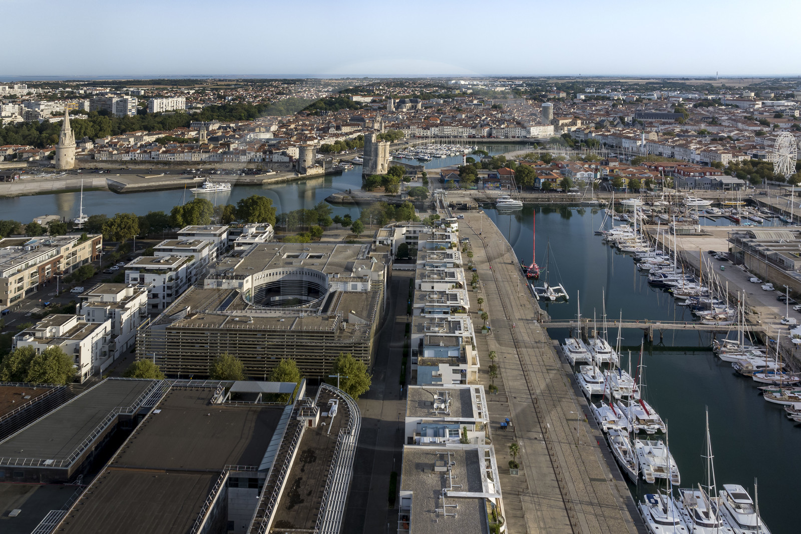 France, Charente-Maritime (17), La Rochelle, le nouveau quartier des Minimes et le bassin des grands yachts à droite, en arrière plan la tour de la Lanterne, la Tour de la Chaine et la Tour Saint-Nicolas à droite protègent l'entrée du Vieux Port (vue aérienne)