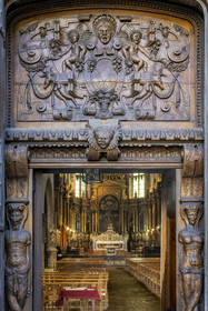 France, Vaucluse (84), Avignon, basilique Saint Pierre (XVe et XVIe siècle), détail des portes monumentales en noyer d'Antoine Vollard (1551)