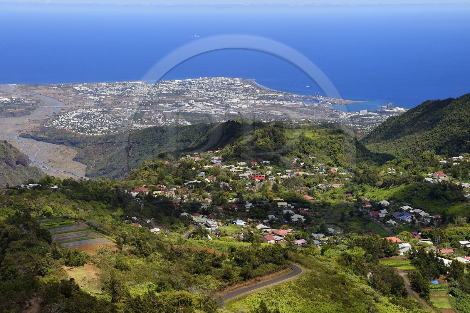 France, Ile de la Reunion, Parc National de la Réunion classé Patrimoine Mondial de l'UNESCO, La Possession, le village de Dos d'Ane au premier plan dans les hauteurs et la Rivière des Galets en arrière plan