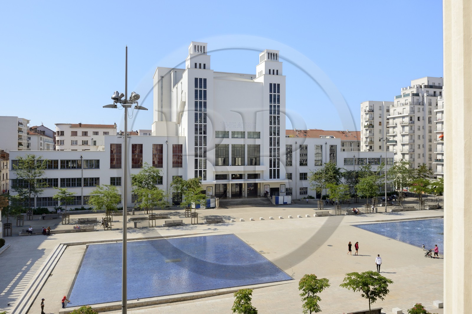 France, Rhône (69), Villeurbanne, ensemble architectural des gratte-ciel construit de 1927 à 1934, l’ancien Palais du Travail aujourd’hui occupé par le TNP sur la place Lazare Goujon