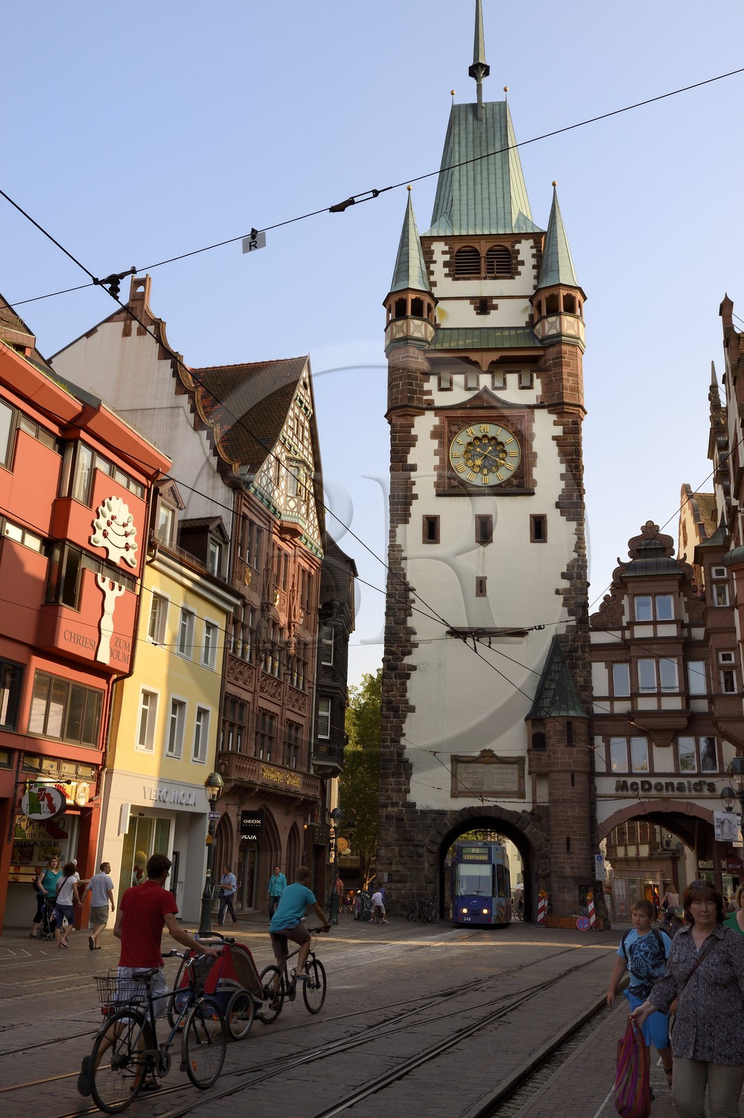 Allemagne, Bade-Wurtemberg, Fribourg en Brisgau, tram dans la rue Kaiser-Joseph Strasse et la Porte Saint-Martin Martinstor en arrière plan
