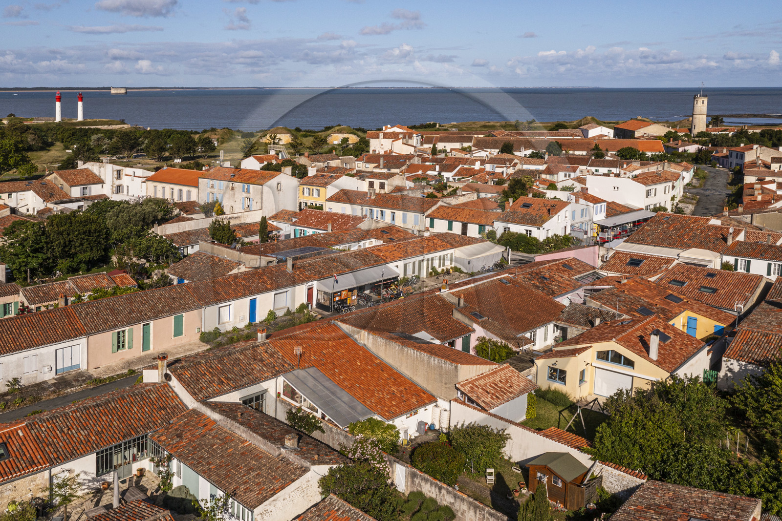 France, Charente-Maritime (17), Ile d'Aix, le bourg, anciennes maisons de pêcheurs dans la rue Marengo, Fort Boyard en arrière plan (vue aérienne)