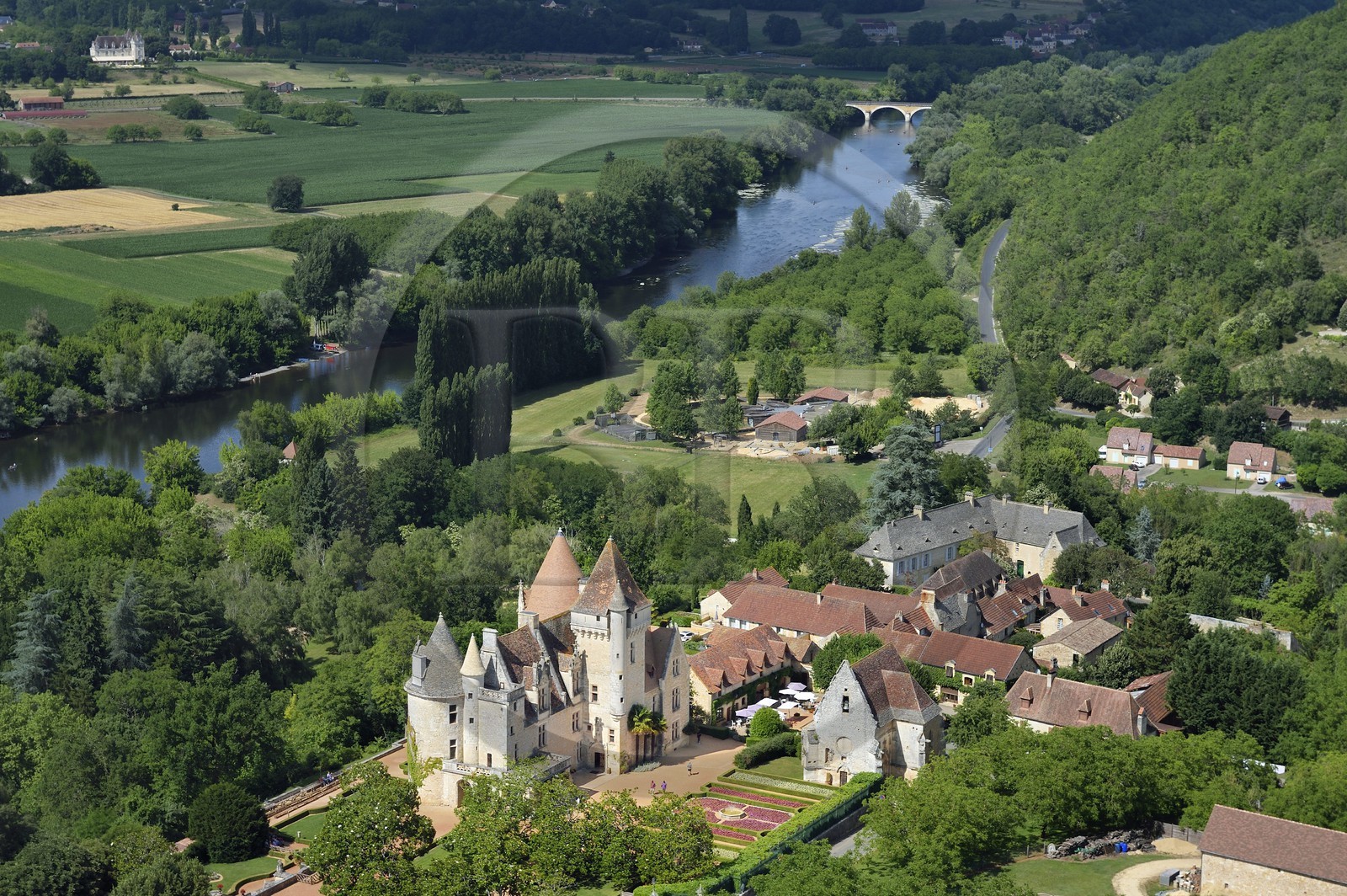 France, Dordogne (24), Périgord Noir, vallée de la Dordogne, Castelnaud-la-Chapelle, château des Milandes, ancienne demeure de Joséphine Baker (vue aérienne)