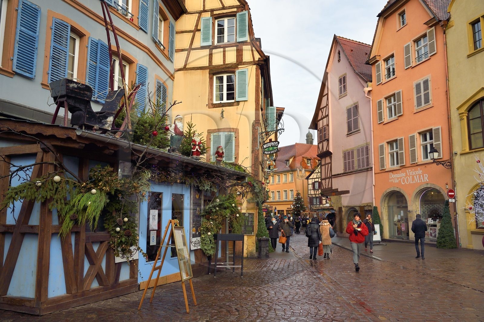France, Haut-Rhin (68), Colmar, maisons à pignons et maisons à pans de bois dans la Grand Rue avec des décorations de Noël