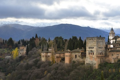 Espagne, Andalousie, Grenade, l'Alhambra, classé Patrimoine Mondial de l'UNESCO, et les montagnes de la Sierra Nevada