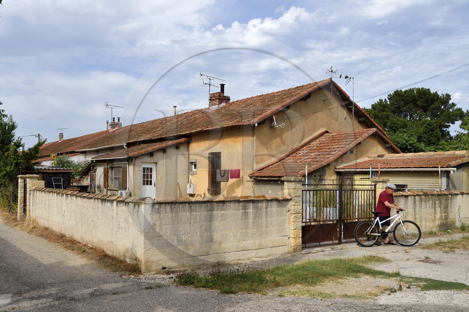 France, Bouches-du-Rhône (13), Camargue, Salin-de-Giraud, ancien casernement transformé en habitation pour les ouvriers des salins au début du XXe siècle