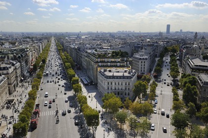 France, Paris (75), l'axe royal de la Concorde à La Défense, les Champs-Elysées à gauche, et l'avenue Marceau à droite vus du haut de l'Arc de Triomphe