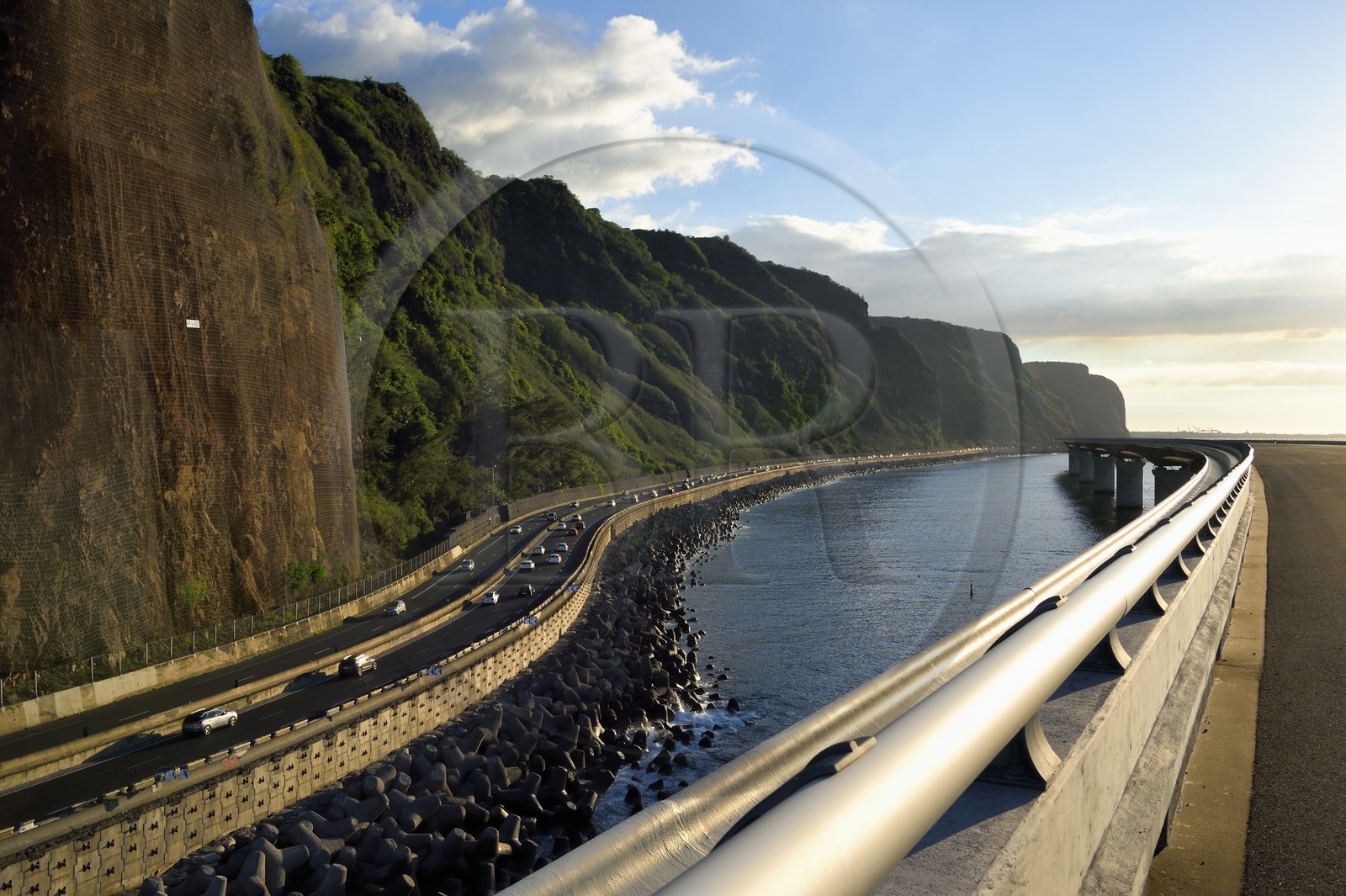 France, Ile de la Reunion, La Possession, l'ancienne route nationale toujours sous la menace de chutes de pierres et la Nouvelle Route du Littoral (NRL) sur la droite, viaduc maritime long de 5,4 km entre la capitale Saint-Denis et le principal port de commerce à l’Ouest