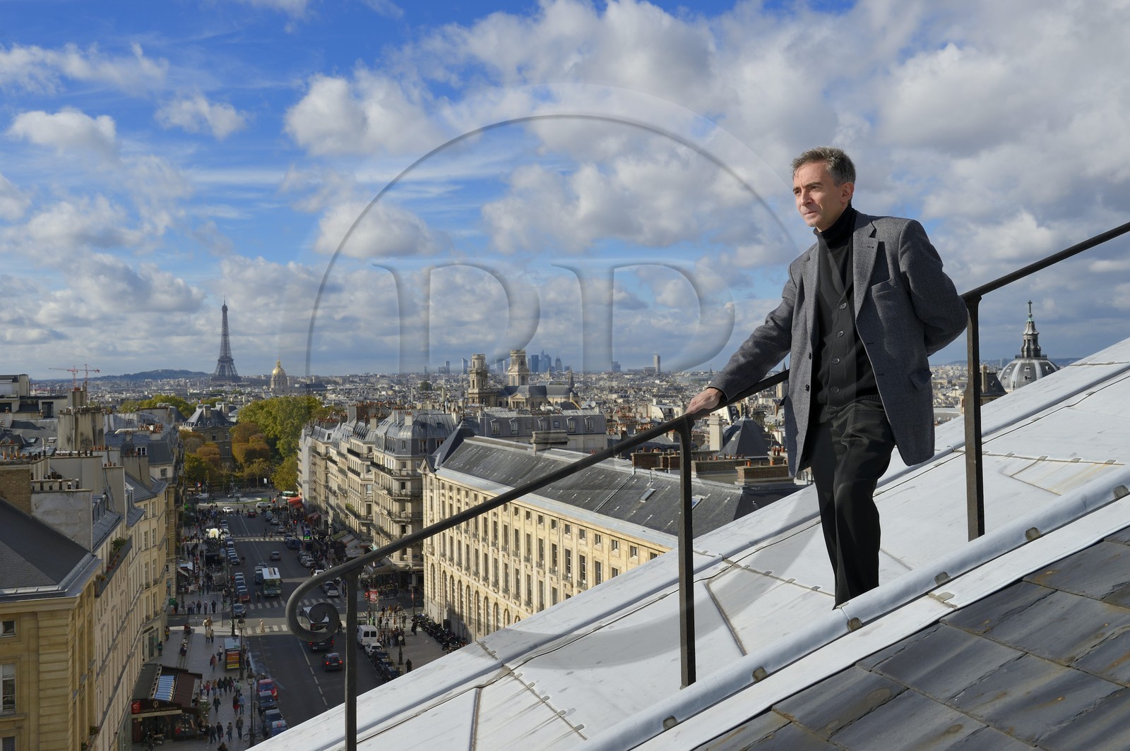 France, Paris (75), Pascal Monnet, administrateur du Panthéon, sur le toit du Panthéon, la rue Soufflot et la Tour Eiffel en arrière plan