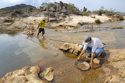 Brazil, Minas Gerais state, Diamantina, garimpero, gold prospecter in a river (Gold Route, Estrada Real)