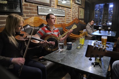 Royaume-Uni, Irlande du Nord, Belfast, concert de musique traditionnelle dans le plus vieux pub de la ville datant de 1711 le McHughs