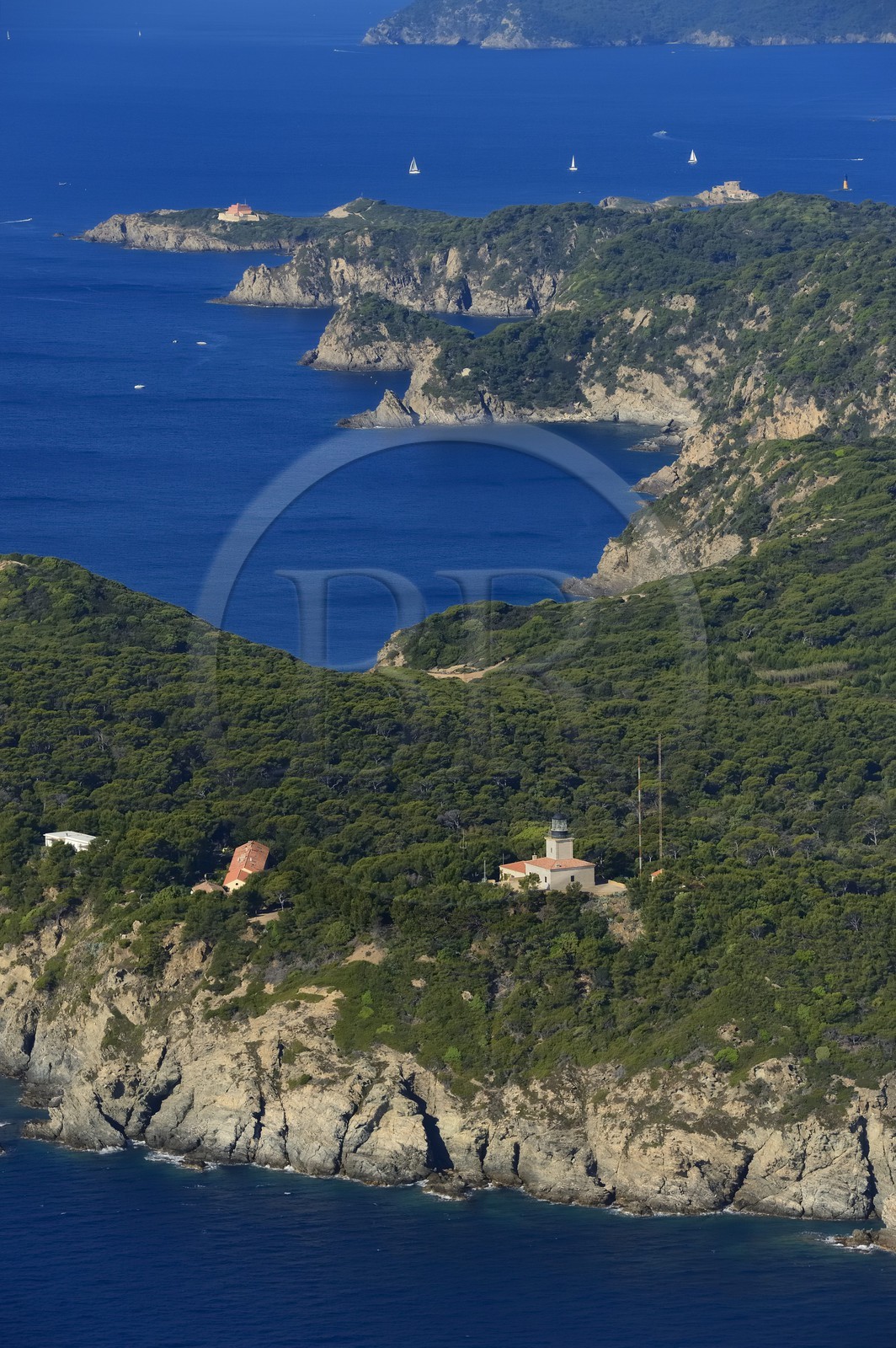 France, Var (83), Iles d'Hyères, parc national de Port Cros, Ile de Porquerolles, le phare sur la côte Sud et les Forts du Grand Langoustier et Petit Langoustier en arrière plan (vue aérienne)