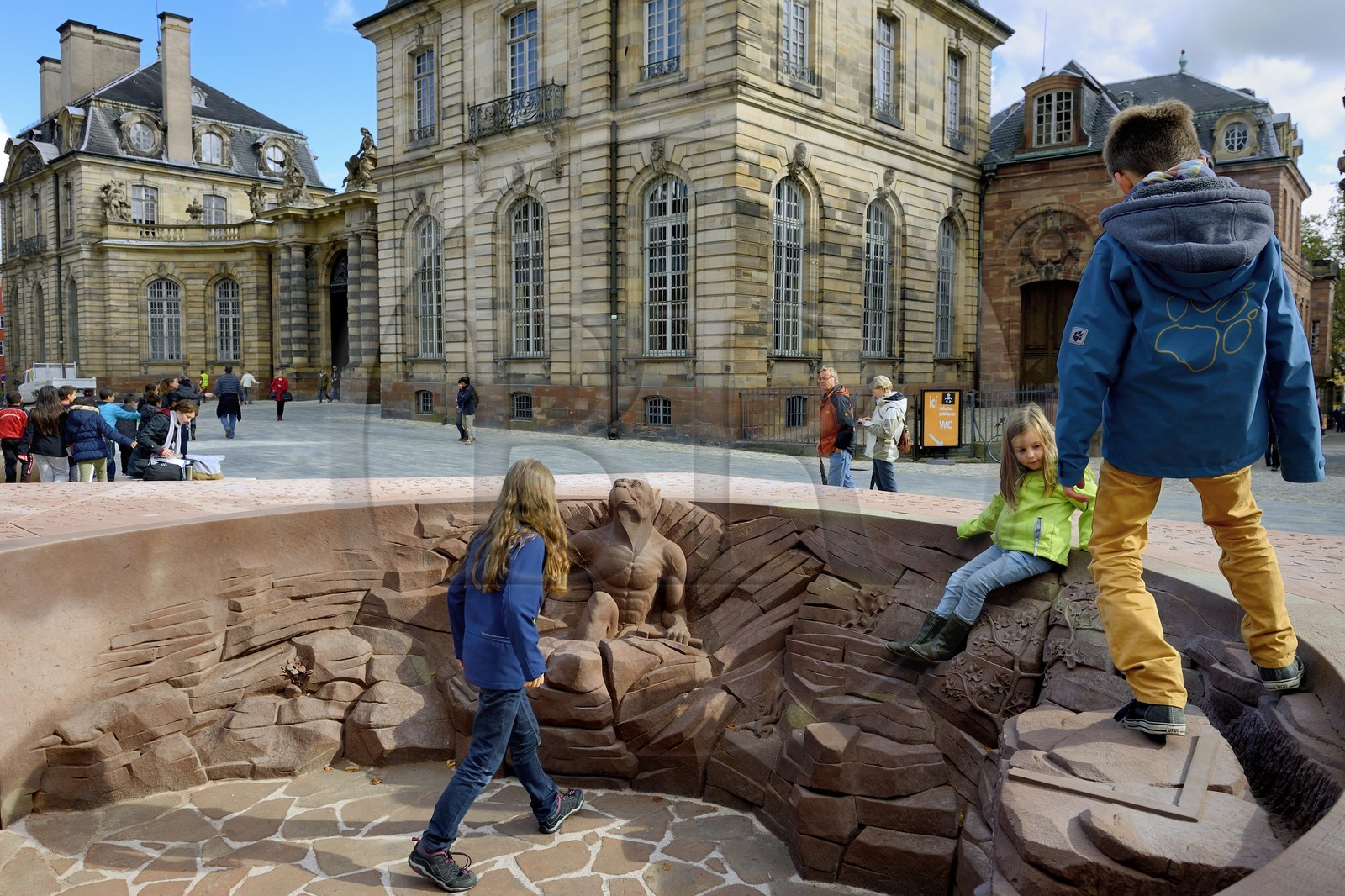 France, Bas-Rhin (67), Strasbourg, vieille ville classée au Patrimoine Mondial de l'UNESCO, place du Château, chimère s'extrayant de la pierre avec le regard pointé vers le sommet de la Cathédrale