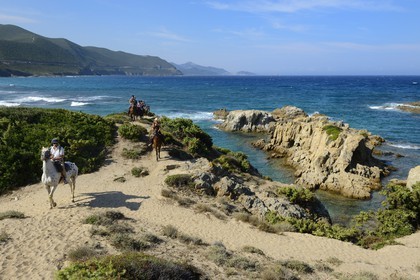 France, Haute-Corse (2B), Nebbio, désert des Agriates, Anse de Peraiola, cavaliers à l'Est de la plage d'Ostriconi