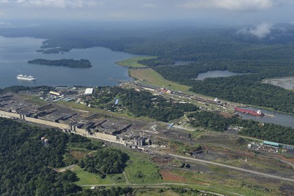 Panama, province de Colon, Canal de Panama, cargo Panamax passant les écluses de Gatun, le chantier des nouvelles écluses sur la gauche et le lac Gatun en arrière plan (vue aérienne)