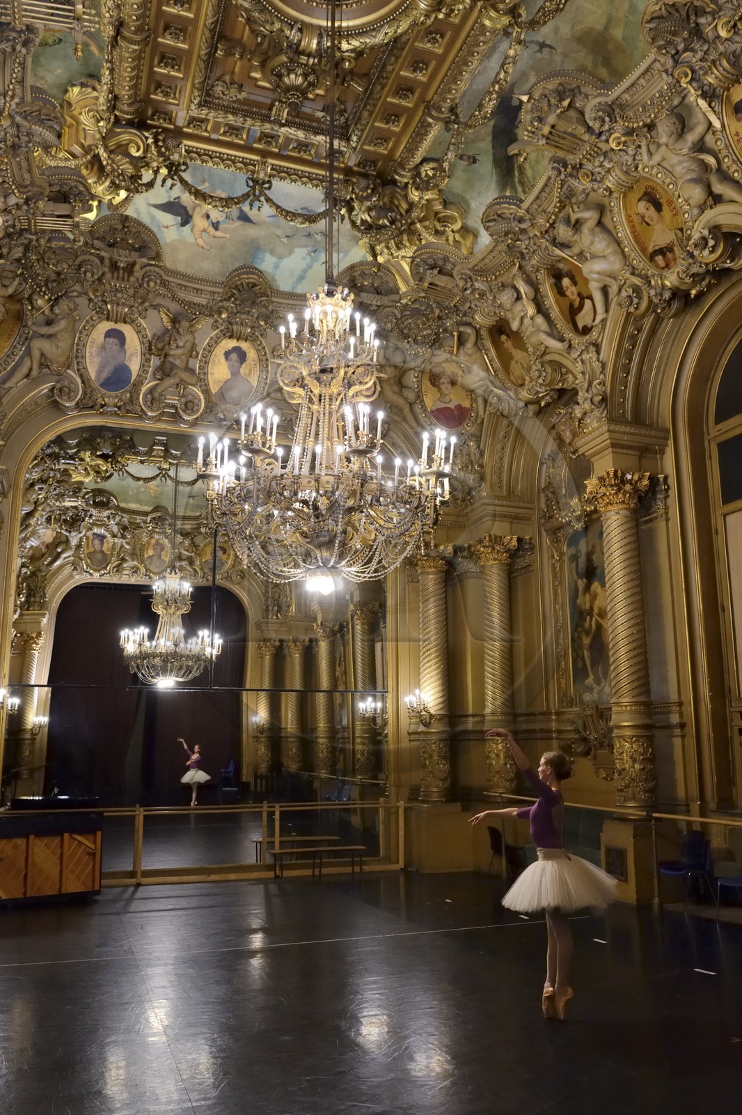 France, Paris (75), Opéra Garnier, échauffements avant d'entrer en scène dans le foyer de la Danse