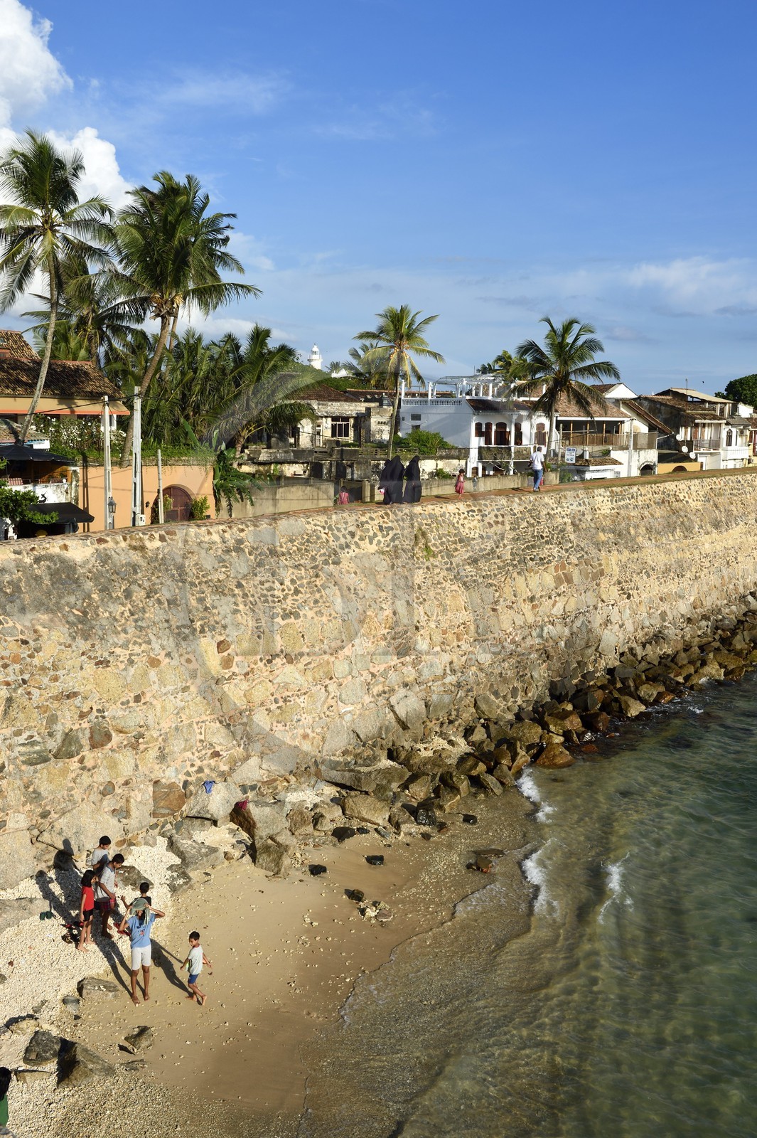 Sri Lanka, Province du Sud, Fort de Galle, classé Patrimoine Mondial de l'UNESCO, vieilles maisons coloniales derrières les remparts maritimes de la ville fortifiée