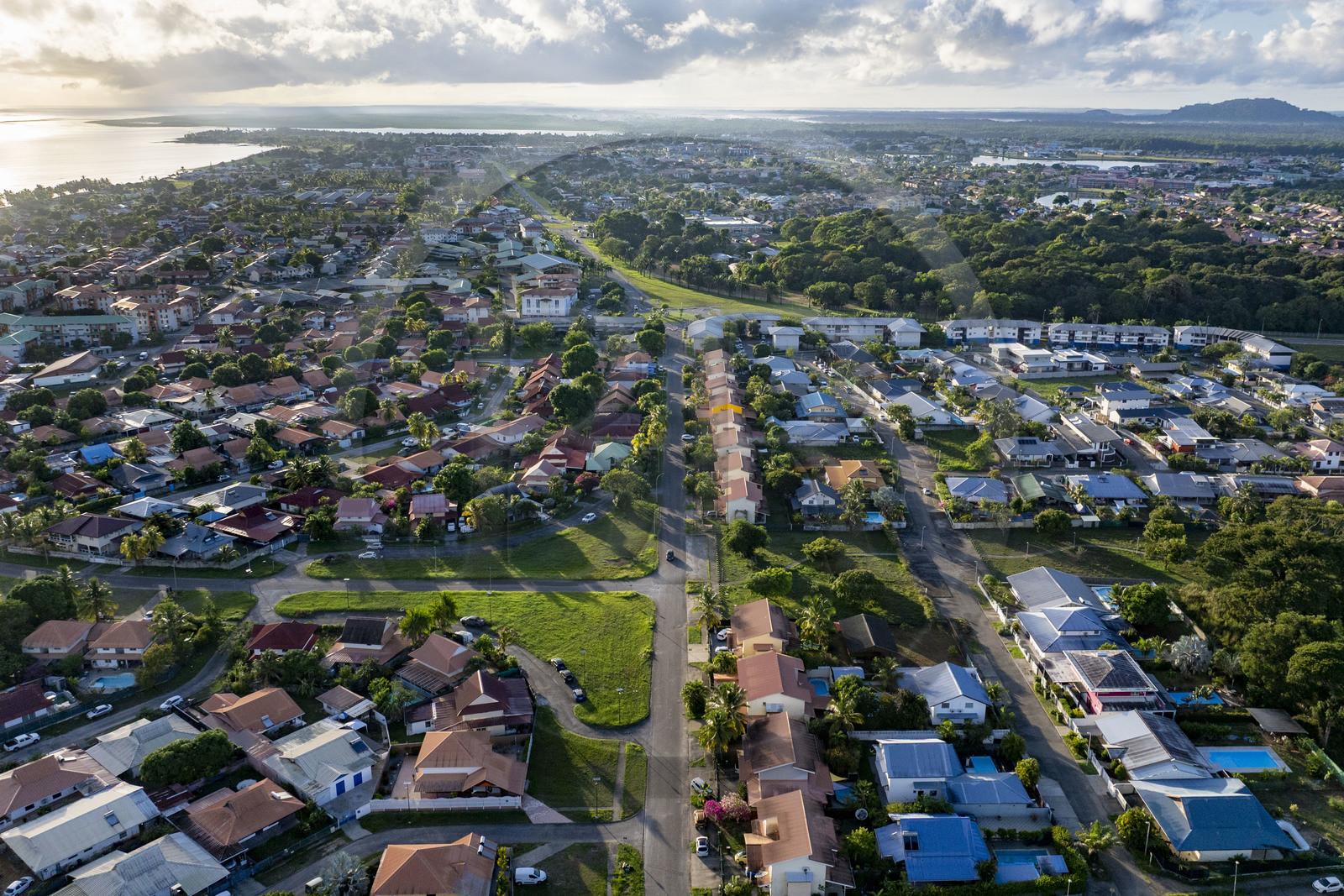France, Guyane, la ville de Kourou, l'embouchure du fleuve Kourou en arrière plan (vue aérienne)