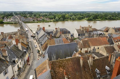 France, Nièvre (58), La Charité-sur-Loire, la rue du Pont débouche sur la Loire