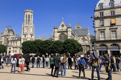 France, Paris (75), église Saint-Germain-l' Auxerrois et le beffroi de la mairie du 1er arrondissement (1860) à gauche