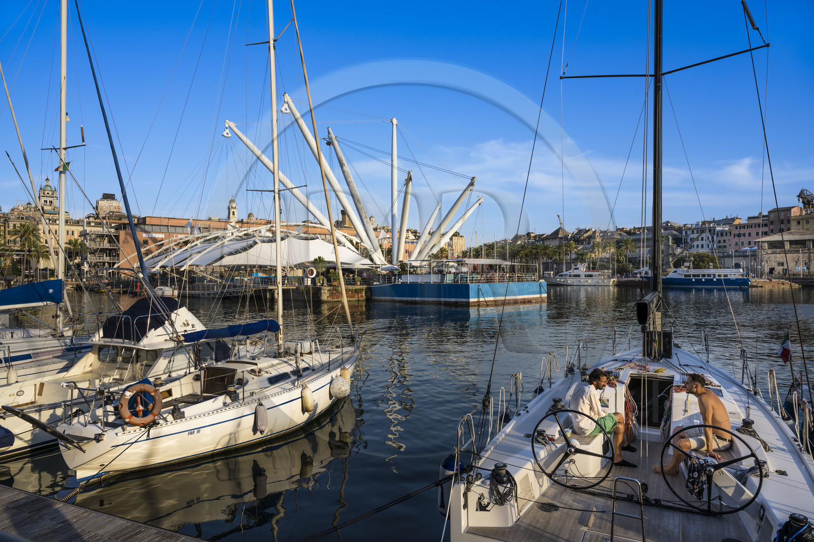 Italie, Ligurie, Gênes, le Porto Antico (Vieux Port) et l'ascenseur panoramique Bigo réalisé par Renzo Piano
