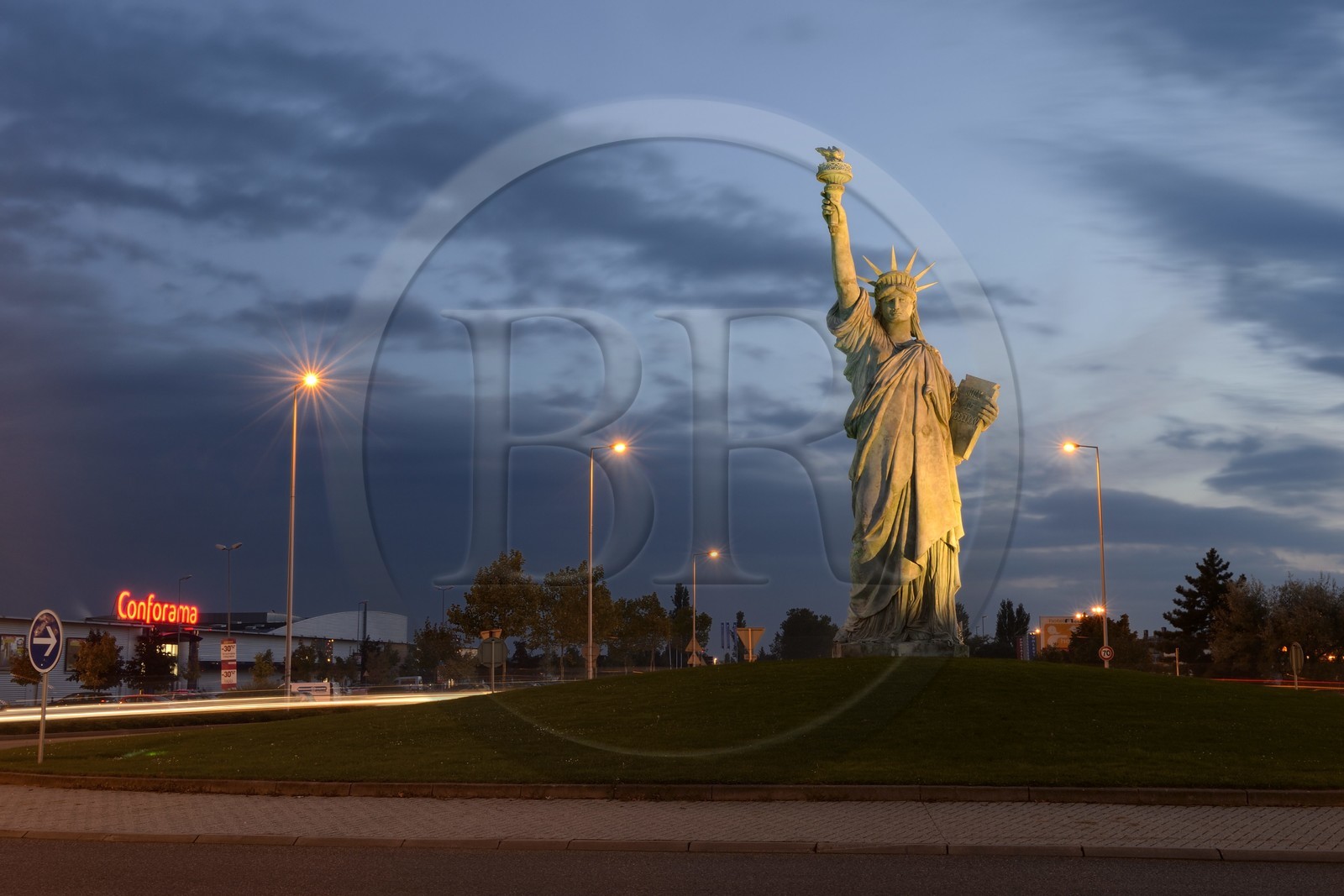 France, Haut-Rhin (68), Colmar, réplique de la statue de la Liberté  de Auguste Bartholdi sur la route de Strasbourg, elle est d’une hauteur de 12 mètres au flambeau