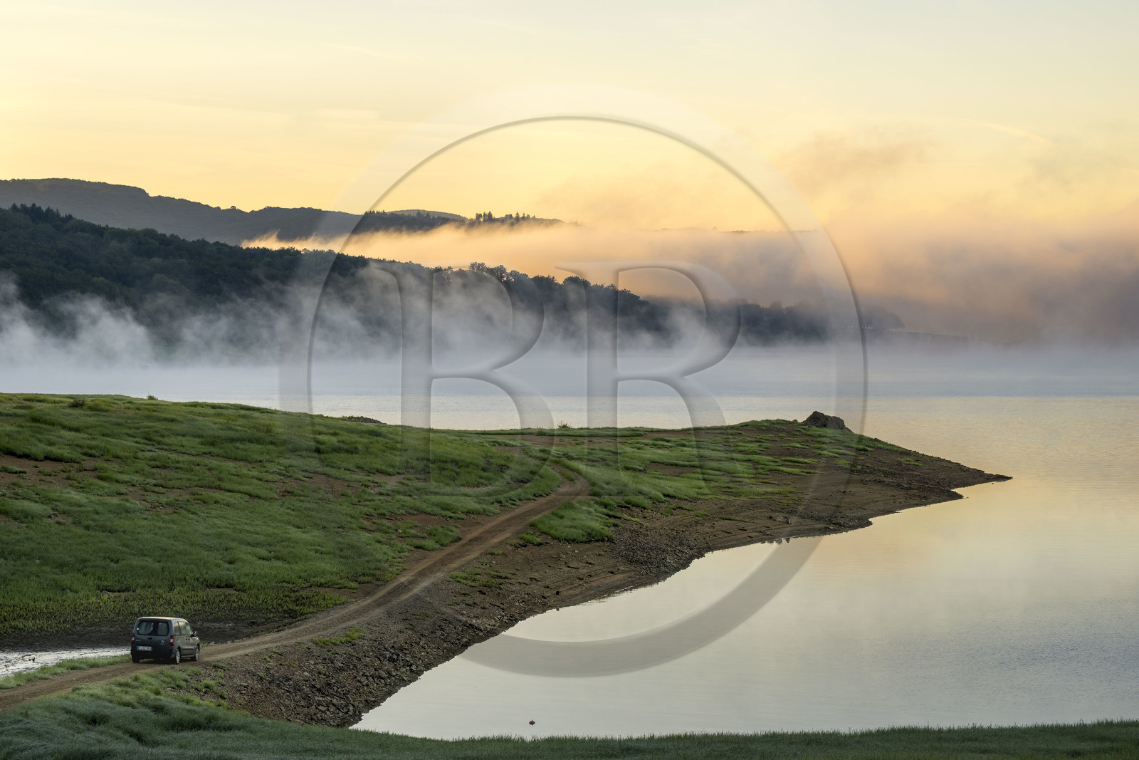 France, Nièvre (58), Parc naturel régional du Morvan, Chaumard, lac de Pannecière  dans la brume du petit matin