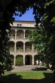 France, Hérault (34), Pézenas, Hôtel d'Alfonse du 17éme siècle rue Conti où Molière et sa troupe donnèrent «le Médecin Volant», la seconde cour possède une galerie haute sur portique ouverte sur le jardin par une rangée d' arcades sur trois niveaux
