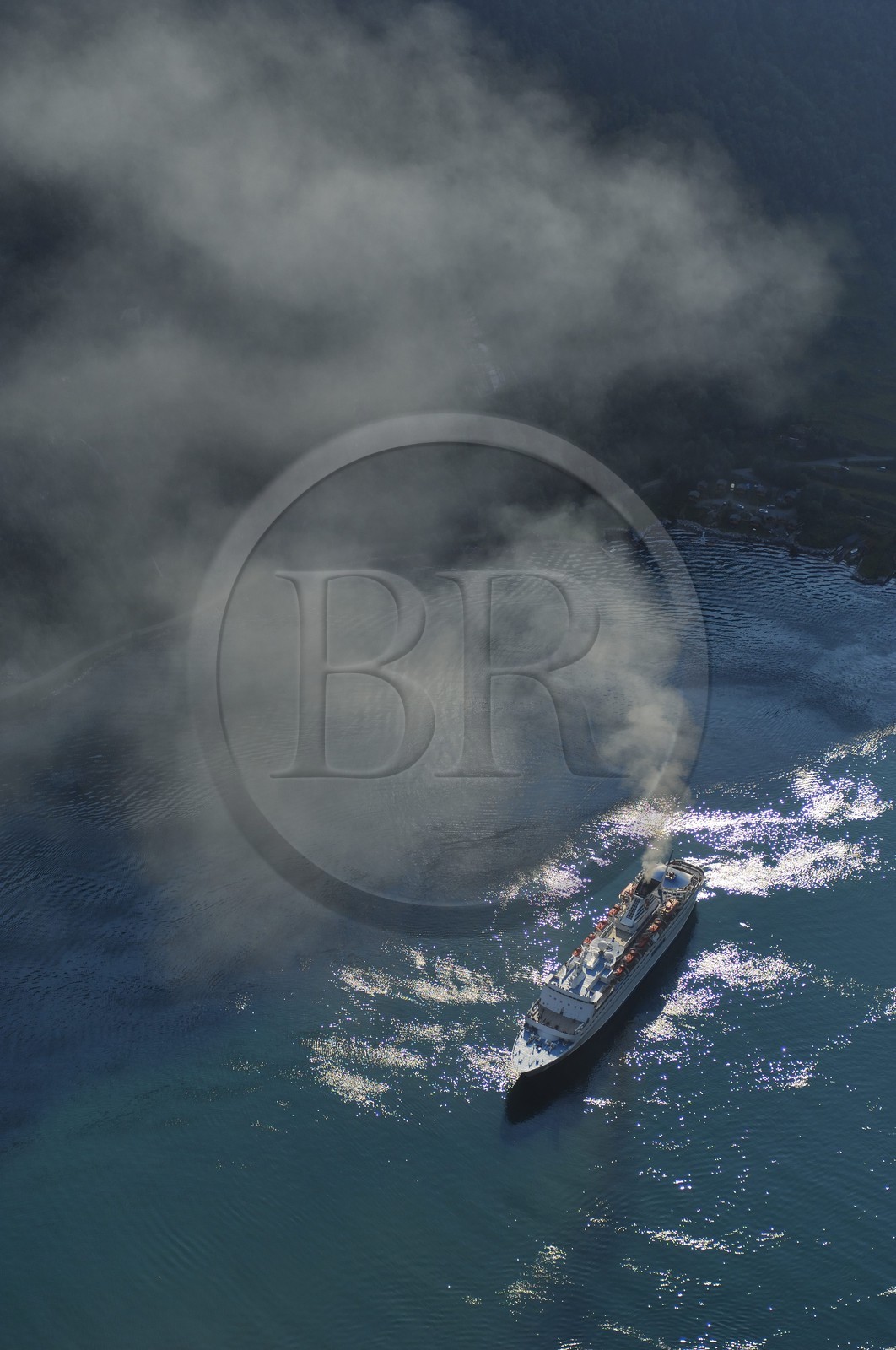 Norvège, More Og Romsdal, bateau de croisière dans le Geirangerfjord (vue aérienne)