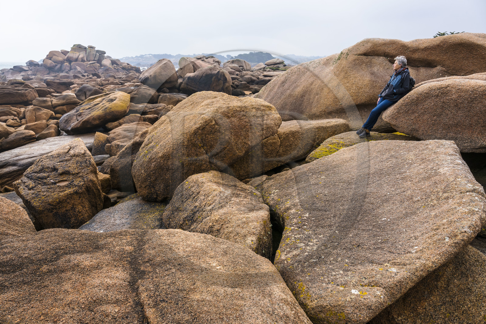 France, Côtes-d'Armor (22), Côte de Granit Rose, Trégastel, Ile Renote, randonneur dans le chaos granitique