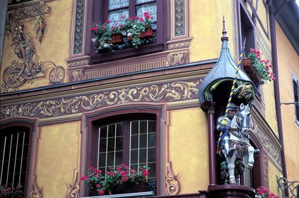 France, Bas-Rhin (67), Sélestat, façade d'une pâtisserie salon de thé rue des Chevaliers