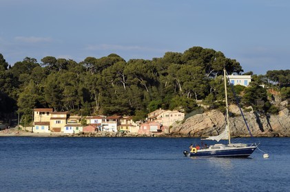 France, Var (83), la rade de Toulon, le petit port des cabanons de l'anse de Méjean