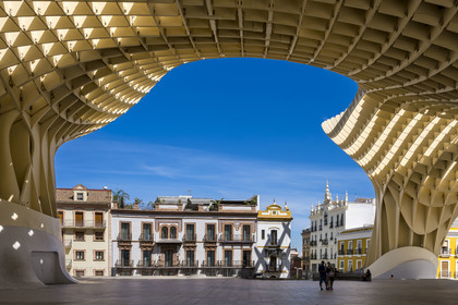 Spain, Andalusia, Seville, Plaza de la Encarnacion - Plaza Mayor, Metropol Parasol or Setas de Sevilla (built 2011) by architect Jurgen Mayer-Hermann