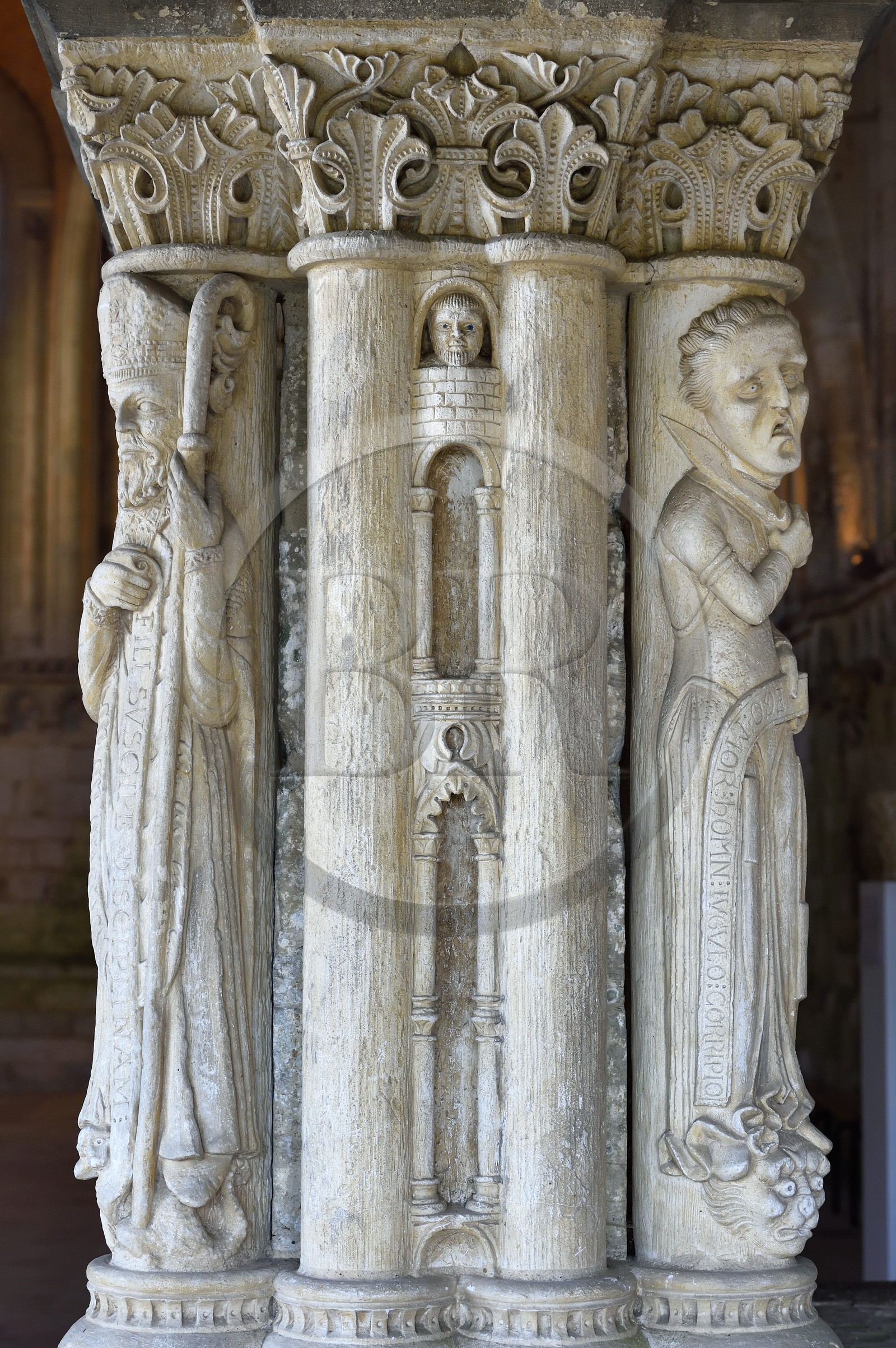France, Seine-Maritime (76), Saint-Martin-de-Boscherville, Abbaye Saint-Georges de Boscherville du XIIe siècle, statue colonne de la salle capitulaire (salle du chapitre), elle représente un homme se tranchant la gorge pour respecter la règle de Saint Benoit