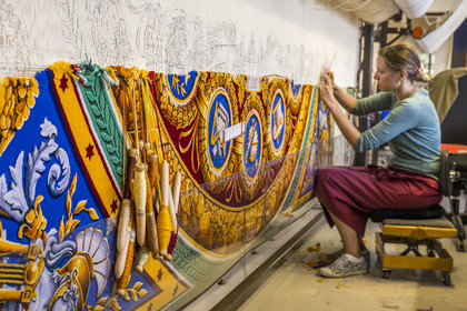 France, Hérault (34), Lodève, Manufacture de la Savonnerie unique annexe de la Manufacture Nationale de tapis de la Savonnerie des Gobelins, fabrication du tapis des Cohortes d'après un modèle de Jacques-Louis de la Hamayde de Saint-Ange destiné au Palais de la Légion d'Honneur, broches à tapisserie et la licière Morgane Pognard démèle les couleurs sur le métier à tisser