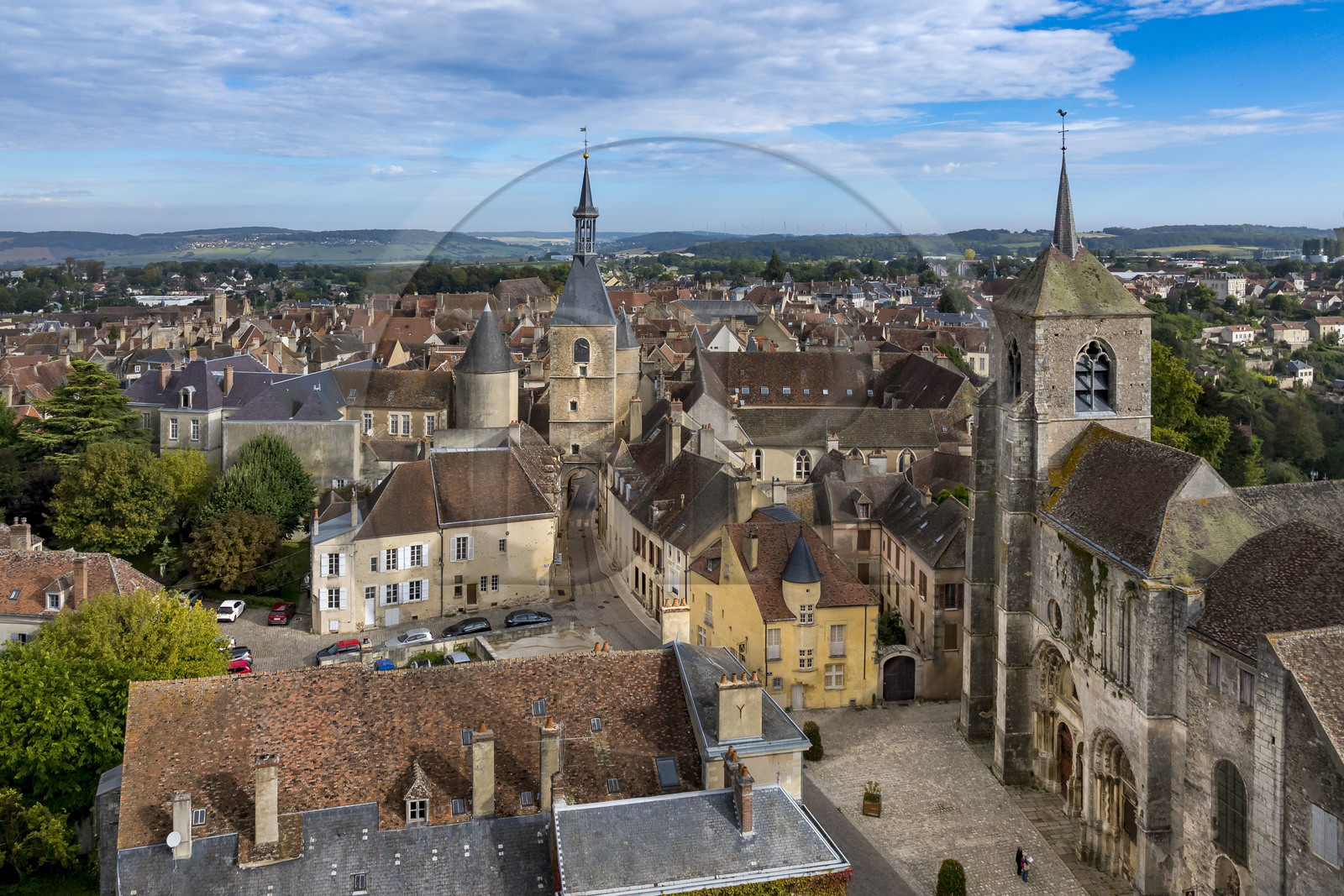 France, Yonne (89), parc naturel régional du Morvan, Avallon, la vieille ville, la tour de l'Horloge et l'église collégiale Saint-Lazare à droite (vue aérienne)