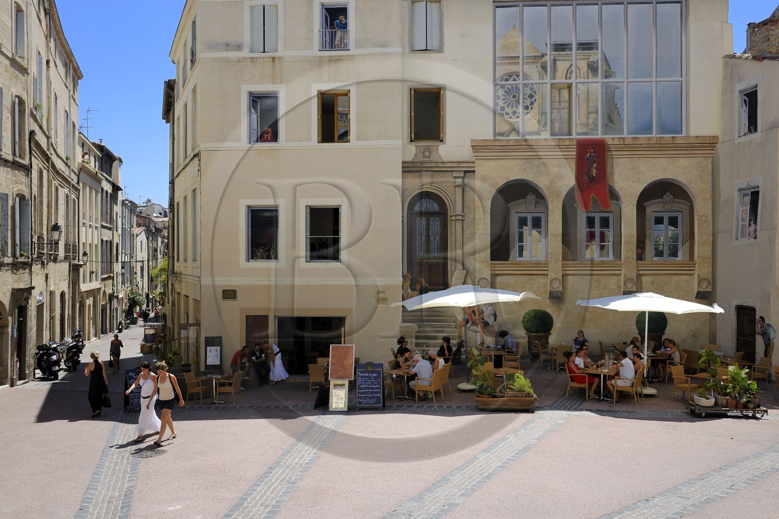 France, Hérault (34), Montpellier, centre historique, l'Ecusson, place Saint Roch, peinture murale de l'artiste Vincent Ducaroy, atelier 7e Sens