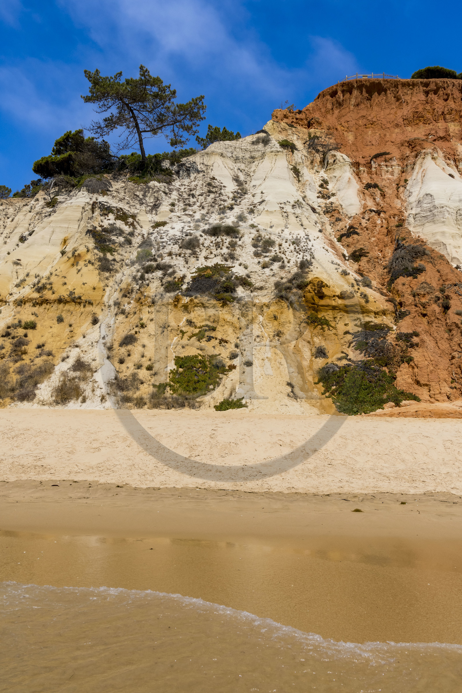 Portugal, Algarve, Olhos de Agua, la plage de Praia da Falésia surplombée par ses falaises rouges