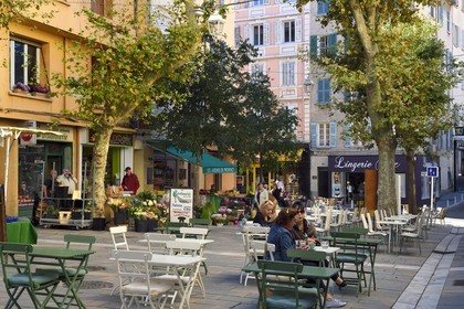 France, Var (83), Toulon, quartier du Mourillon, vie de village sur la place Monseigneur Deydier