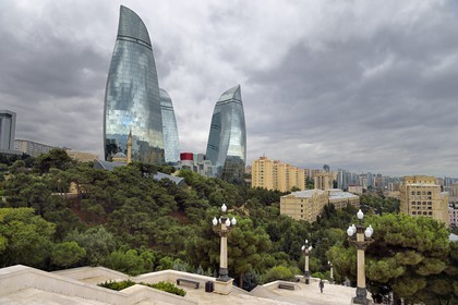 Azerbaïdjan, Bakou, Flame Towers des architectes Hellmuth, Obata & Kassabaum et la mosquée Shehidler à ses pieds, escalier qui mêne au Mémorial des Martyrs au premier plan