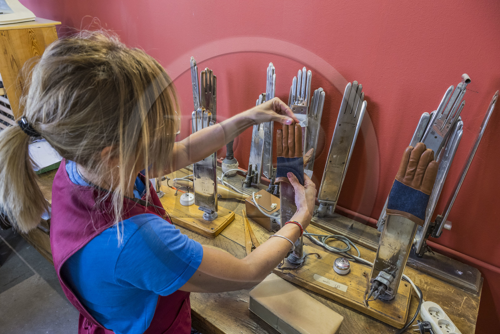 France, Aveyron (12), Maison Fabre (Ganterie Fabre), manufacture de gants familiale fondée en 1924, fabrication de gant avec conducteur de chaleur appelés mains chaudes dans l'atelier