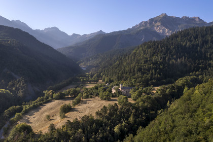 France, Hautes Alpes (05), Crots, abbaye Notre-Dame de Boscodon du XIIe siècle (vue aérienne)